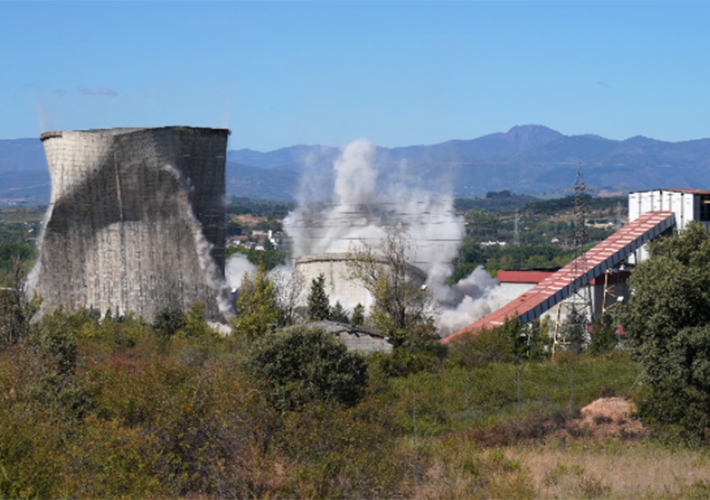 foto noticia Endesa vuela simultáneamente las dos torres de refrigeración y la antigua chimenea del grupo 3 de la central térmica de Compostilla.